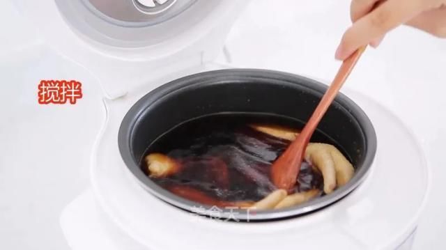  切成|这样做鸡爪真的太好吃了，越吃越上头！你们一定要试试看！