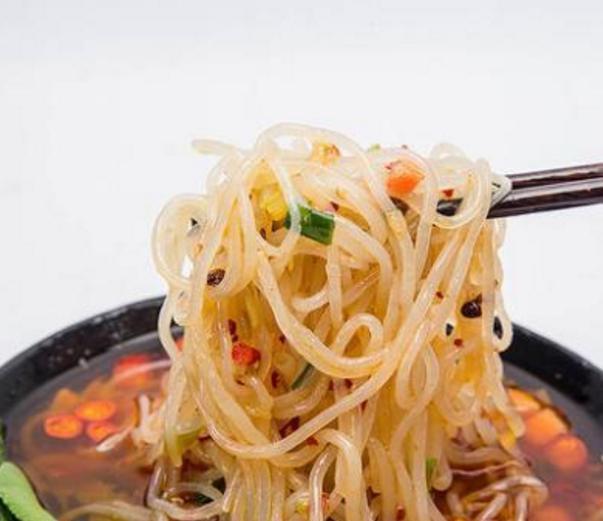 提前|一碗在普通不过的面条一天卖出500碗,提前一天排队你都吃不上