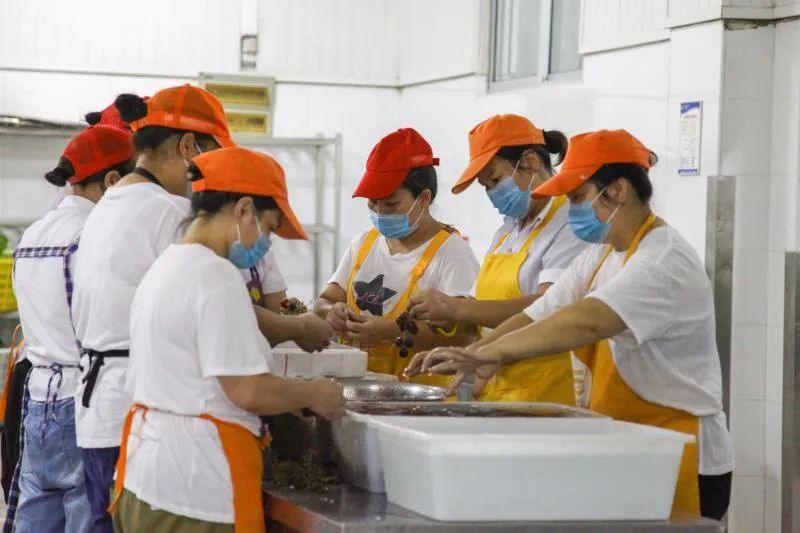 开学|“班主任同餐”“食堂光盘换水果”…永嘉开学第一餐，“光盘侠”来了！