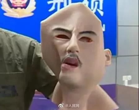  面具|换个马甲就认不出你了？3男子戴人皮面具在网吧偷盗