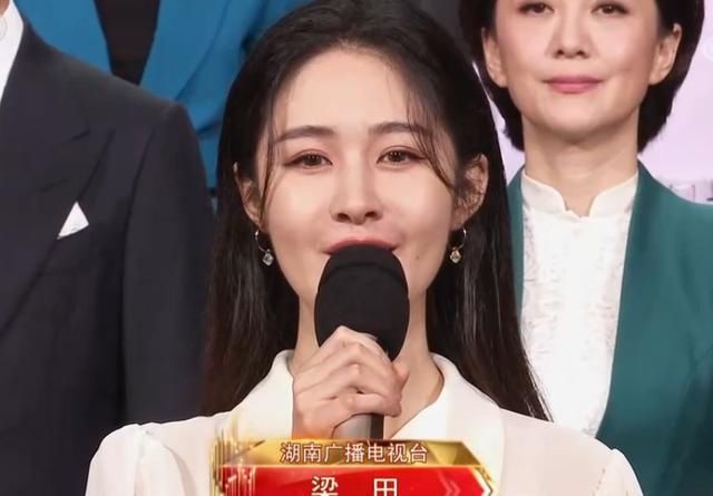  董卿|108位主持人“世纪同框”，董卿站C位，华少太业余，梁田比汪涵稳