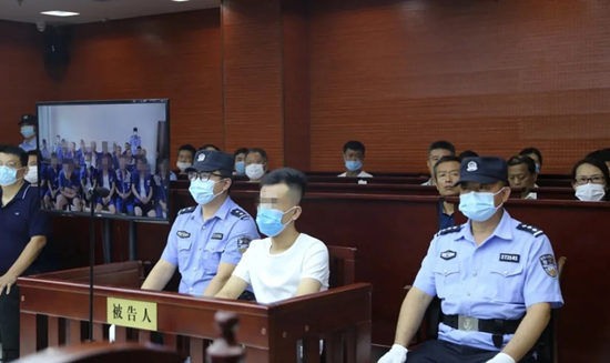 德州市陵城|将他人关狗笼、强迫跪铁链……山东法院宣判17起112人黑恶犯罪案件