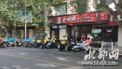  敲门|外卖车辆随意乱停放 城管敲门来提醒
