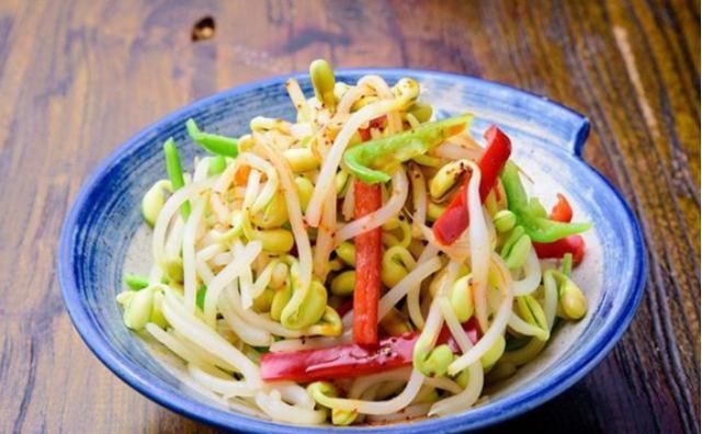 腊肉|吃货美食:石锅鸡汤脆米虾仁,腊肉炒芦笋,白灼豆芽青椒的做法