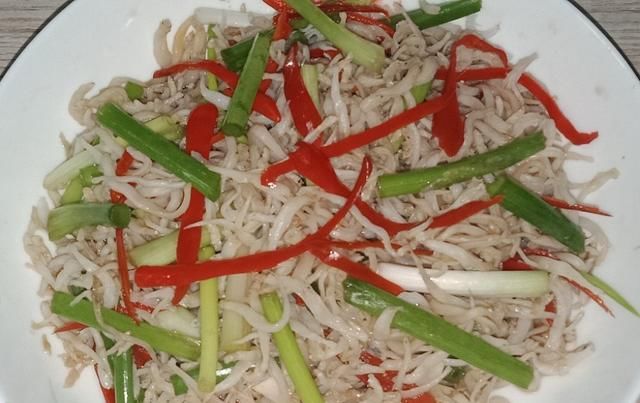  教你做|只花3分钟，教你做出营养好吃的青葱拌银鱼，口感独特又鲜美