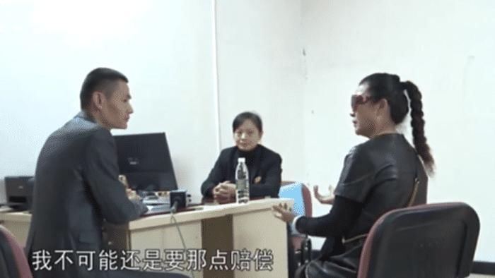  摔伤|老人习惯走楼梯却不慎摔伤，物业表示：电梯就是让人走的！赔偿！