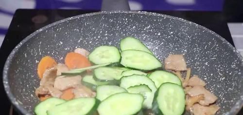  黄瓜|教你一道简单的家常菜：黄瓜炒肉