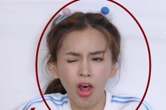  baby|baby被导演强制爬10楼，累到呕吐，蓝台不长记性