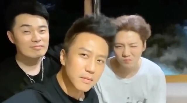  鹿晗|邓超鹿晗陈赫新综艺让人期待 挎编织袋摆摊在海鲜市场捉螃蟹