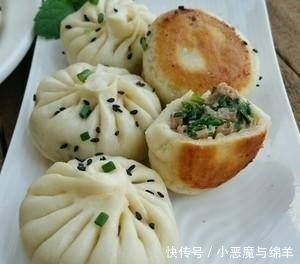  简单|两分钟学会生煎包的做法，简单易学，皮软底脆，咸香多汁
