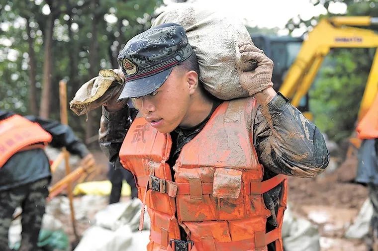 徒步|陆空协同战决口、徒步逆行战塌方，一线抗洪部队勇挑重担打硬仗！