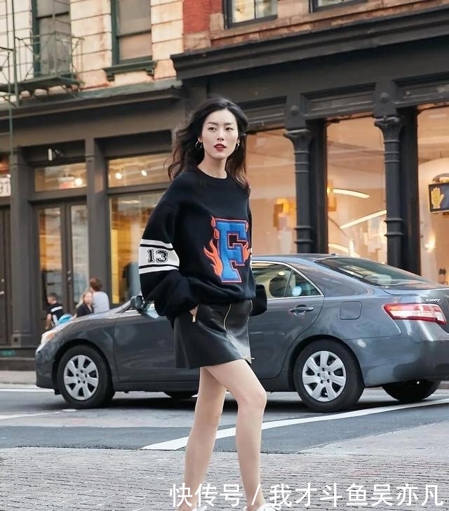 卫衣|卫衣+半裙=早秋最火混搭套路,时髦炸了