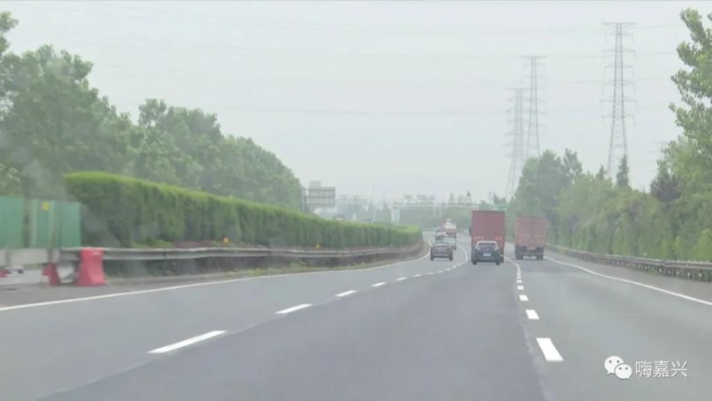  违法|高速上，司机违法变道，差点没法跟姐姐交代……