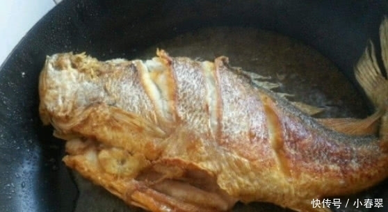  倒油|无论煎啥鱼，“最怕”先开火后倒油，学会这技巧，鱼肉金黄不破皮