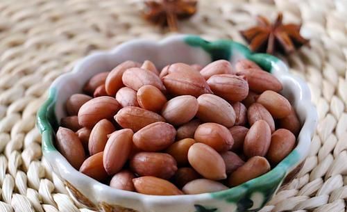  浸泡两小|水煮花生米，先下锅煮就错啦。难怪不脆不入味，大厨:这样做才对