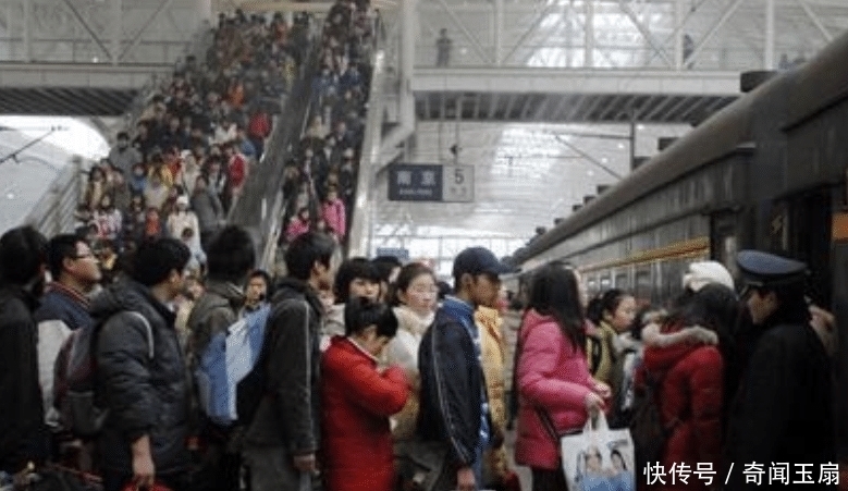 委曲求全|女孩不给老人换下铺，被车上乘客指责，女孩委曲求全，结果悲剧了