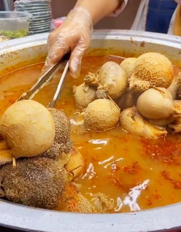 小吃|大爷校街头卖“它”,10元一个圆球球,每天限量5锅,2小时全卖光