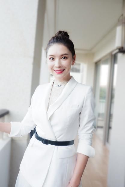  滋润|《跨界歌王》女主持离职也滋润！与友人下午茶被拍，豪宅也惹人羡