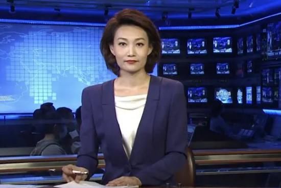  萌抢|《新闻联播》也有失误，名嘴李梓萌抢词手抖，康辉从容救场