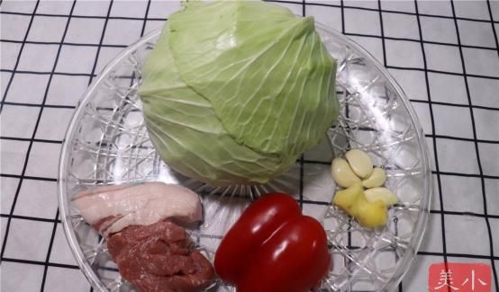  做法|炒手撕包菜是过油还是焯水？大厨：都不对，这才是正确的做法