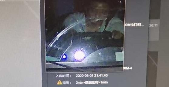  累到|男子高速上累到闭着眼睛开车，交警一句话让他沉默