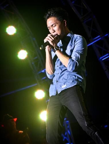  世界|当年汪峰亲手把他淘汰，他却满世界开演唱会，网友：好尴尬