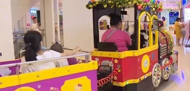  商场|女童在商场玩耍，被小火车碾压，网友：商场怎么会有火车？