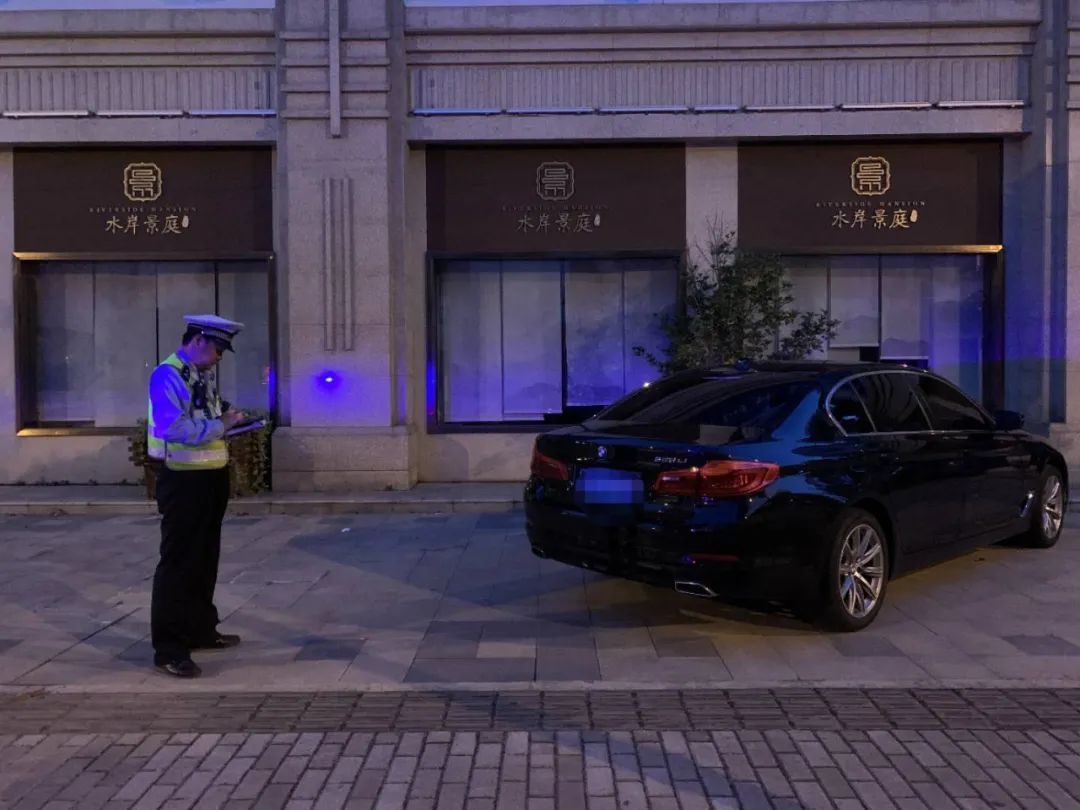 崇明|创城进行时丨崇明交警严查交通违法，提醒市民人人争做文明交通参与者