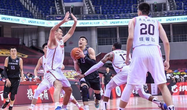  艾伦|垃圾时间辽宁撤出主力，但郭艾伦仍在场上！杨鸣这是伤害球星啊