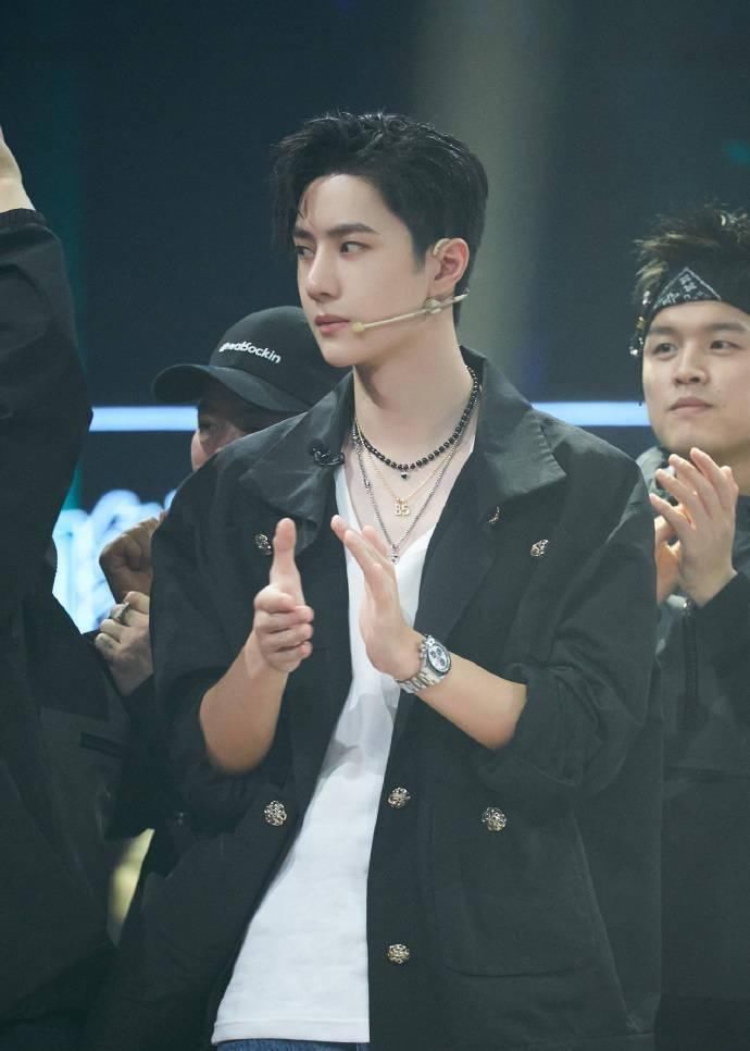  巅峰|一场节目三个造型都是巅峰之作 造物主的宠儿说的就是王一博本博！