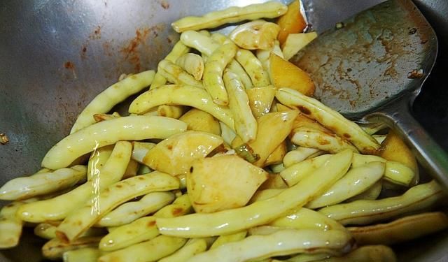  碰上|立秋后，这豆角碰上贵也买，和土豆一起炖好吃到撑，饱腹又营养
