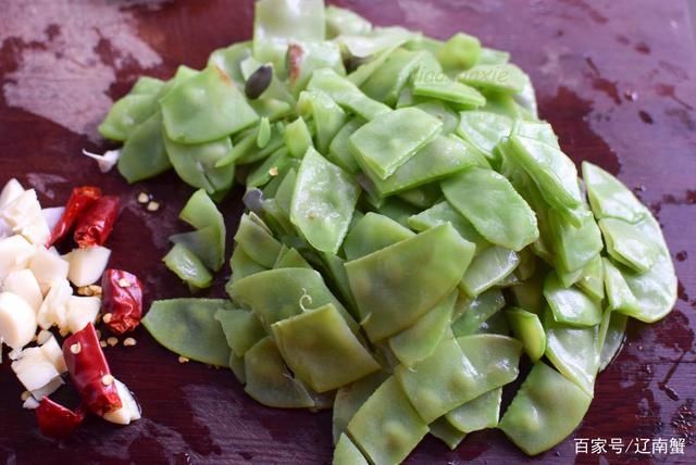 好吃|秋天此菜正当季，才2块钱一斤，加上蒜蓉简单一炒，特好吃