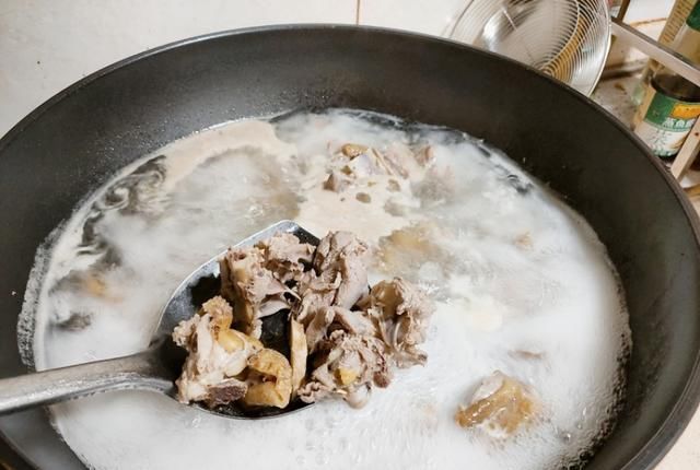 土鸡|土鸡新做法,啤酒鸡,你吃过吗?比啤酒鸭更香,更有嚼劲哟