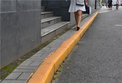 成都|民情热线|成都这人行道仅30厘米宽，行人：不好下脚