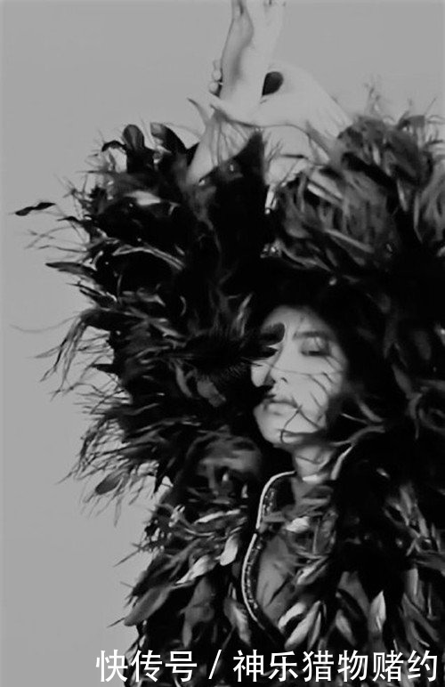  小透明|于正质疑TFBOYS造型抄袭《半妖倾城》，反被指抄袭《移动城堡》