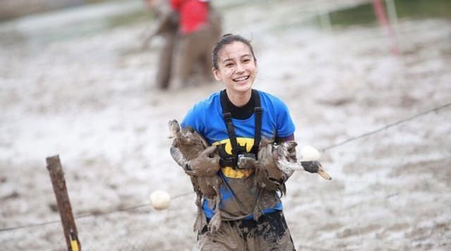  主动|跑男史上“最得宠”女嘉宾，被邓超主动牵手，baby都只能靠边站