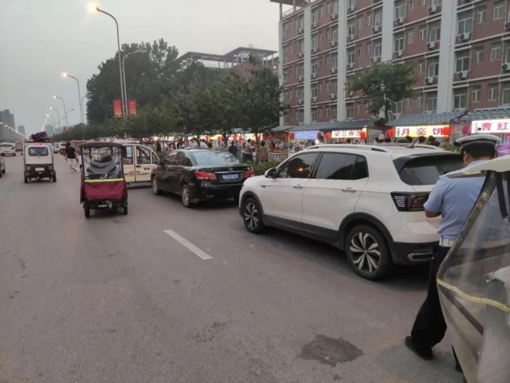 抓拍|1007 创建 | 人工巡控+抓拍!严查“夜市”周边违停车辆