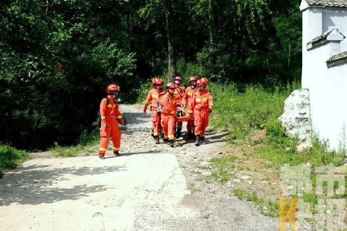 营救|突降大雨体力不支......68人被困秦岭，消防彻夜营救