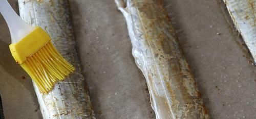  喝啤酒|夏天喝啤酒，试试这道香烤带鱼，鱼肉鲜嫩，比红烧带鱼做法简单