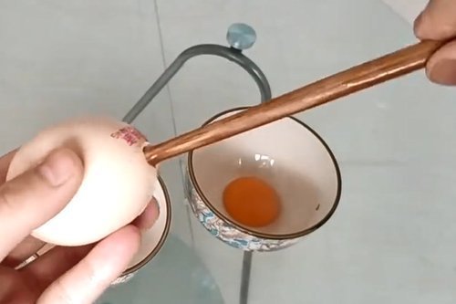 家里|用1根筷子在鸡蛋上戳2个洞,解决了家家户户的烦恼,省钱又实用