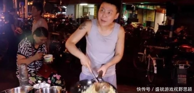 炒饭|30小姐姐打扮成小伙子，深夜路边卖7元一份的炒饭，一晚能卖出200份