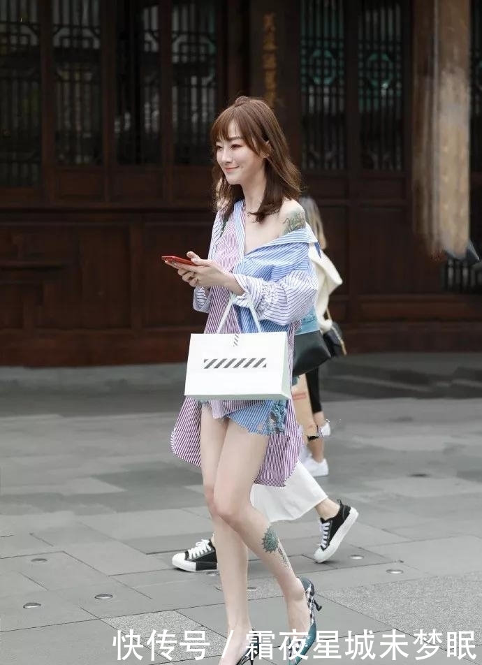 看起来|美女脚上搭配一双浅色系的高跟鞋,很有甜美清新的气质范儿