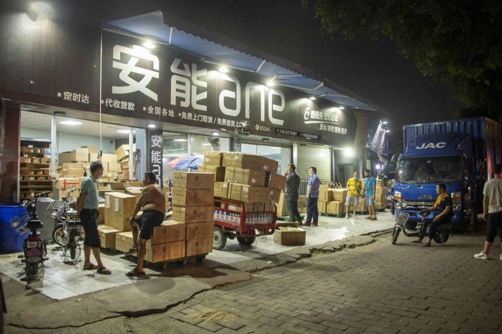  物流企业|“你来这里有什么业务？”听到这句话，眼镜男撒腿就跑