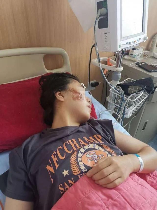 曝光|女子当街遭前男友驾车碾压，路人冒险出手将其救下，监控曝光