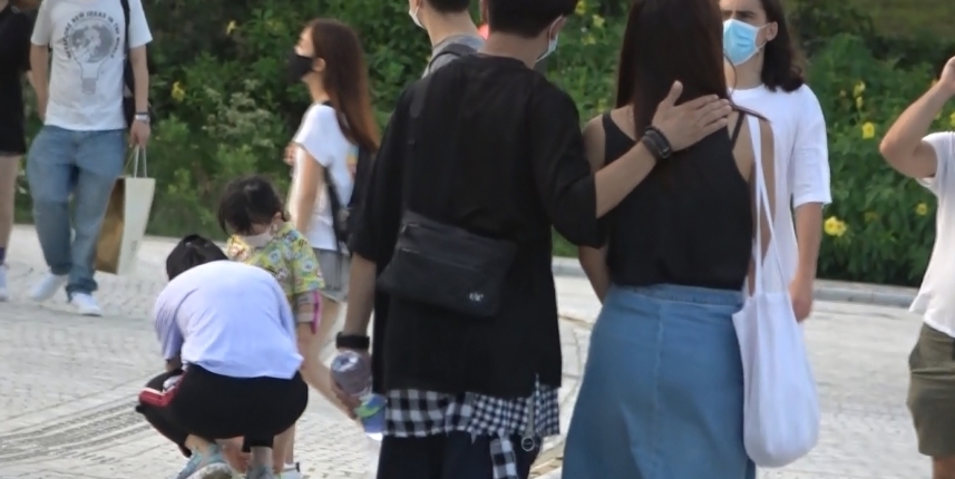 张柏芝|男星背着名媛女友与辣妹勾肩搭背好亲密,曾被传与张柏芝同返闺房