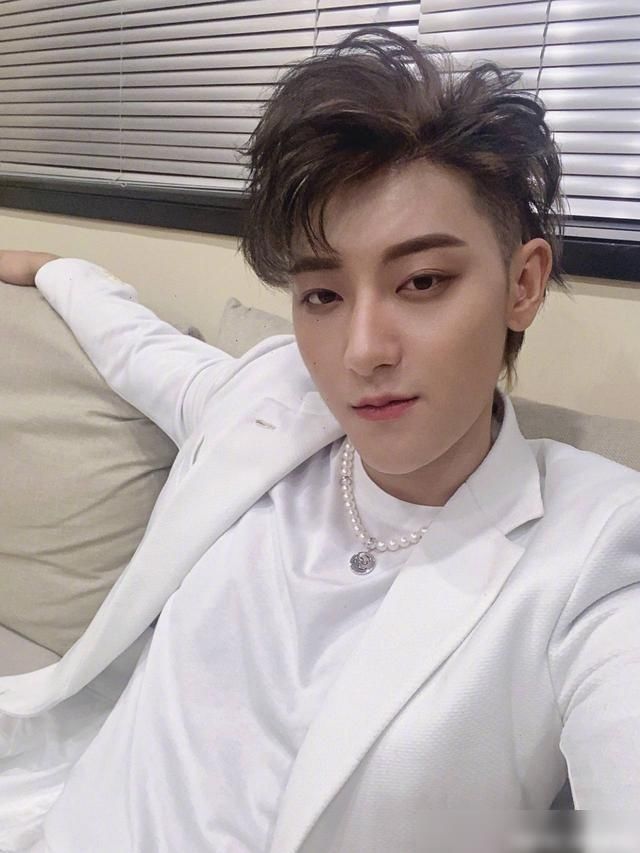  结婚|黄子韬徐艺洋牵手唱甜歌，网友调侃不结婚难收场，其实男方在避嫌