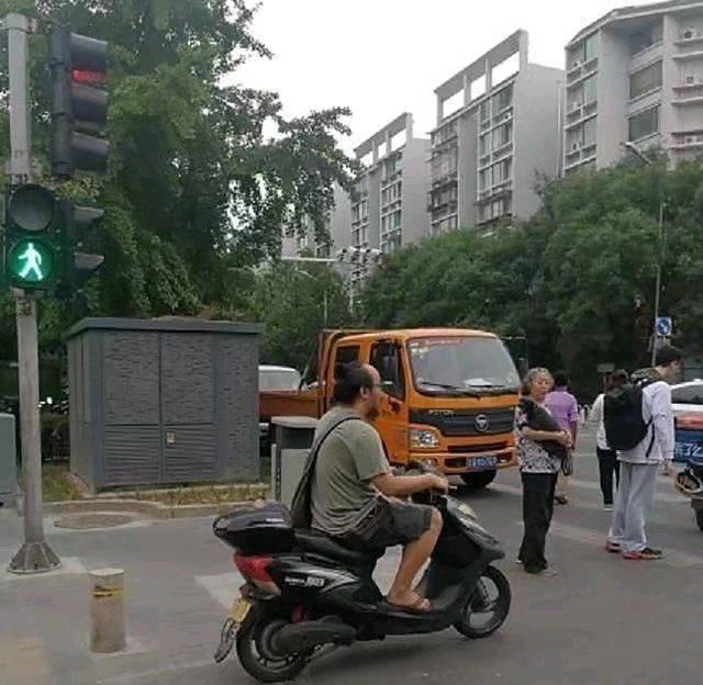  罕见|49岁窦唯罕见现身餐厅大变样, 头已半秃戴老花镜, 孤独等上菜