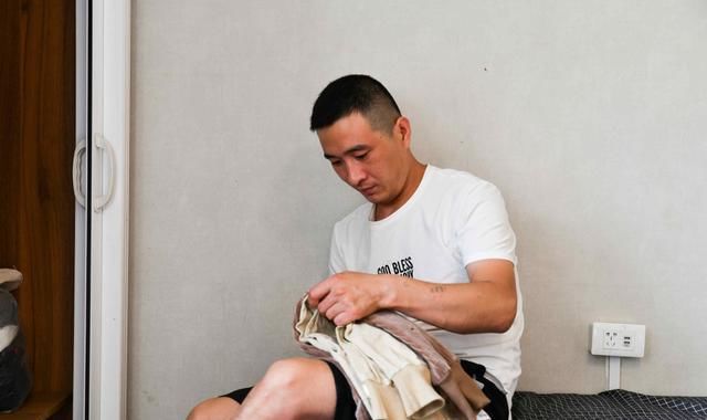  爸爸|因饭晚送了1小时，重病小男孩在病房里被饿哭，爸爸当即发了誓