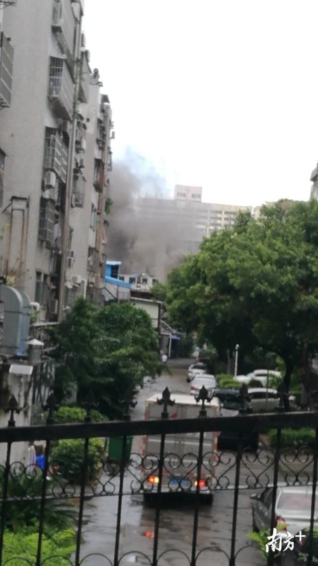  现场|突发！珠海酒吧街一酒吧火灾，现场浓烟滚滚