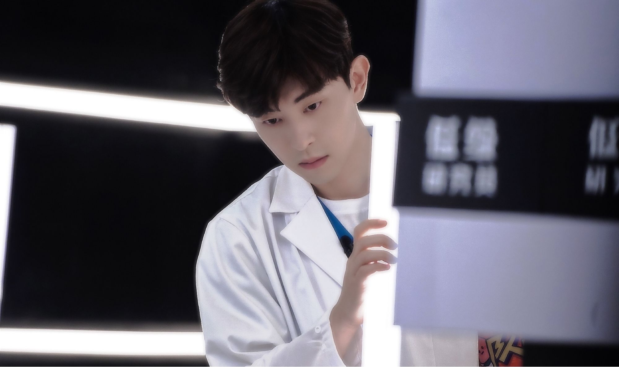  却是|密室大逃脱：何炅将加盟，邓伦郭麒麟当众脱袜子却是为解题？